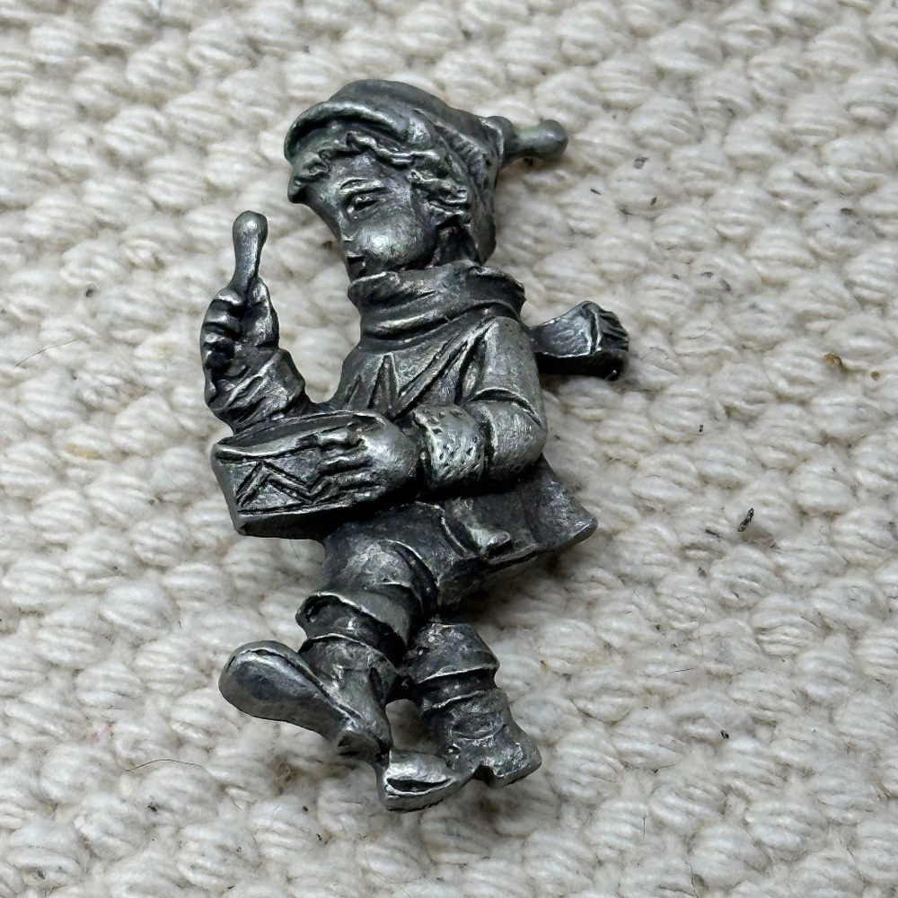 4 costume jewelry pins, Camel, Apple, Drummer, Fish - Picture 6 of 10